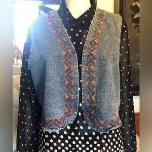 Vintage Women’s I-Smash Light wash denim vest
Embroidered front panels
Size L